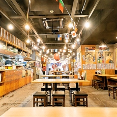 テーブル席はレイアウト可能！机をくっつければ宴会仕様にも◎明るく活気のある店内でお食事をお楽しみいただけます。