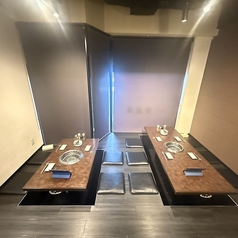 仕切りとロールスクリーンで仕切った掘りごたつ席の半個室です。