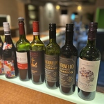 階段は洗練されたデザインが印象的で、心が弾むような期待感を抱かせます。店内はおしゃれで魅力的♪