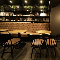 心地よいソファ席で、友人や家族と特別なひとときを過ごしてみませんか？広々とした空間は、ゆったりとくつろげる雰囲気が魅力です。おしゃれなインテリアの中で、リラックスしながら楽しい会話を楽しむことができます◎料理の味わいと共に、心に残る時間をお楽しみください。皆さまのご来店を心よりお待ちしております！