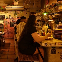 デートやお一人様にピッタリ◎ボラーチョスの雰囲気を100％楽しめるお席です◎