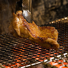 じっくりと炭火で焼き上げる極上の炉端料理が当店の自慢