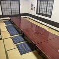 2階大宴会場畳の間をご用意しております！広々とした和の空間となっており、足を伸ばしてゆったりとお寛ぎいただけます♪最大25名様までご利用可能で、忘年会・新年会・同窓会・各種宴会など、大人数でのご宴会にぴったり◎皆様でテーブルを囲み美味しいお酒を楽しみながら、ホッと落ち着くひと時をどうぞお過ごし下さい♪