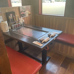 2名様掛けのテーブル席を6箇所ご用意しております！ゆったり座れるこちらの席は、カップルや親しい友人同士でのお食事におすすめのお席です◎是非ご利用ください！