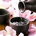 当店が誇る日本酒は、全国各地から厳選した逸品ばかり。兵庫の白鹿 超辛 本醸造から、新潟の極上 吉乃川など。料理との絶妙なペアリングをお楽しみいただけます。冷やしても、熱燗でも。五感で味わう「日本の美学」を、ぜひ当店でご堪能ください。