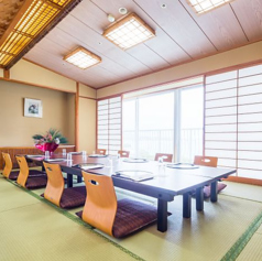 プライベートが保たれた8名様用の個室は、少人数でのご利用やご両家の顔合わせに最適です。個室は電話予約必須ですので、お早めにご連絡ください。