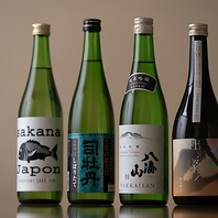 鮨や一品料理に寄り添う厳選されたお酒の数々