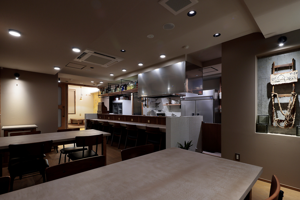 落ち着いたシックなデザインの店内は、いつものメンバーとの飲み会もちょっとオシャレに…