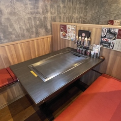 4名様掛けのテーブル席を6箇所ご用意しております！お仕事帰りや小人数宴会などにもおすすめのお席です！大切な仲間と美味しいお好み焼きを是非ご堪能ください◎