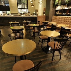 友人との集まりや特別なイベントにぴったりなテーブル席を完備しています。心温まる雰囲気の中で、大切な人たちと共に楽しいひとときを過ごしませんか？おしゃれで居心地の良いスペースは、最大14名まで対応可能◎心を込めた料理とともに、笑顔が溢れる瞬間をお楽しみください。思い出に残る時間を、ぜひこちらでどうぞ。