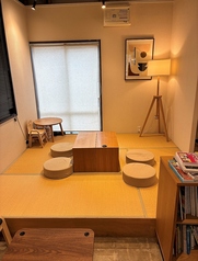 小さなお子様連れのお客様に大人気。キッズチェアあり。畳席の近くに絵本も置いています。(最大8名様)