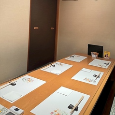 【お座敷掘りごたつ個室】最大7名様まで対応可能。個室を繋げて、最大24名様までご利用いただけます。足を伸ばして寛げるため、ご親族や大人数での会社のお集まりなどに最適です。