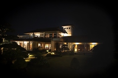 夜はライトアップされた庭園が幻想的です。暗闇に浮かぶテラスの4名掛け・2名掛けそれぞれの席では、昼間とは一味違う、しっとりと落ち着いた大人な時間を過ごせます。