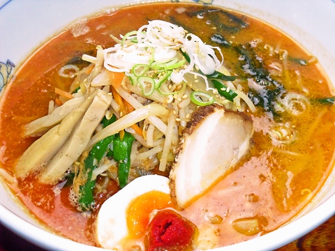 スープのだしは、北海道産の昆布やこだわりの魚介から作られ、ボリュームもたっぷり。