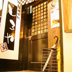 日本酒の並ぶ階段を昇ると店への入口が。