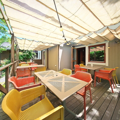 当店には開放的なテラス席がございます。天気の良い日は、お外の景色を楽しみながら、ゆったりとした時間をお過ごしくださいませ。