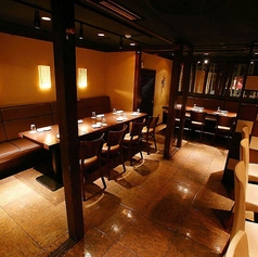 上質な大人空間を貸切で【フロア貸切（少人数～最大40名様まで）】落ち着きのある和空間は、少人数～40名様までで貸切宴会可能です！しっとりとした雰囲気で、大人数でもゆったりとお過ごしいただけます。テーブルの配置を変更できますのでお気軽にご相談ください。ご宴会や同窓会にもおすすめです。