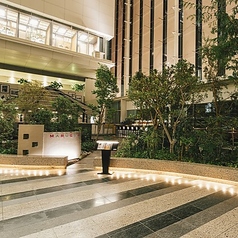 着席時で40名様までご利用いただける貸切も承っております。結婚式の二次会や各種パーティー、企業様のイベントなど、様々なシーンにご利用いただけます。広々とした空間で、周りを気にせず仲間と楽しい時間をお過ごしください。ご予算や人数など、お気軽にご相談ください。