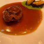 【乾燥あわび広州風煮込み】絶妙な火加減と隠し味のバランスが、豊かな風味と至福の味を生み出します