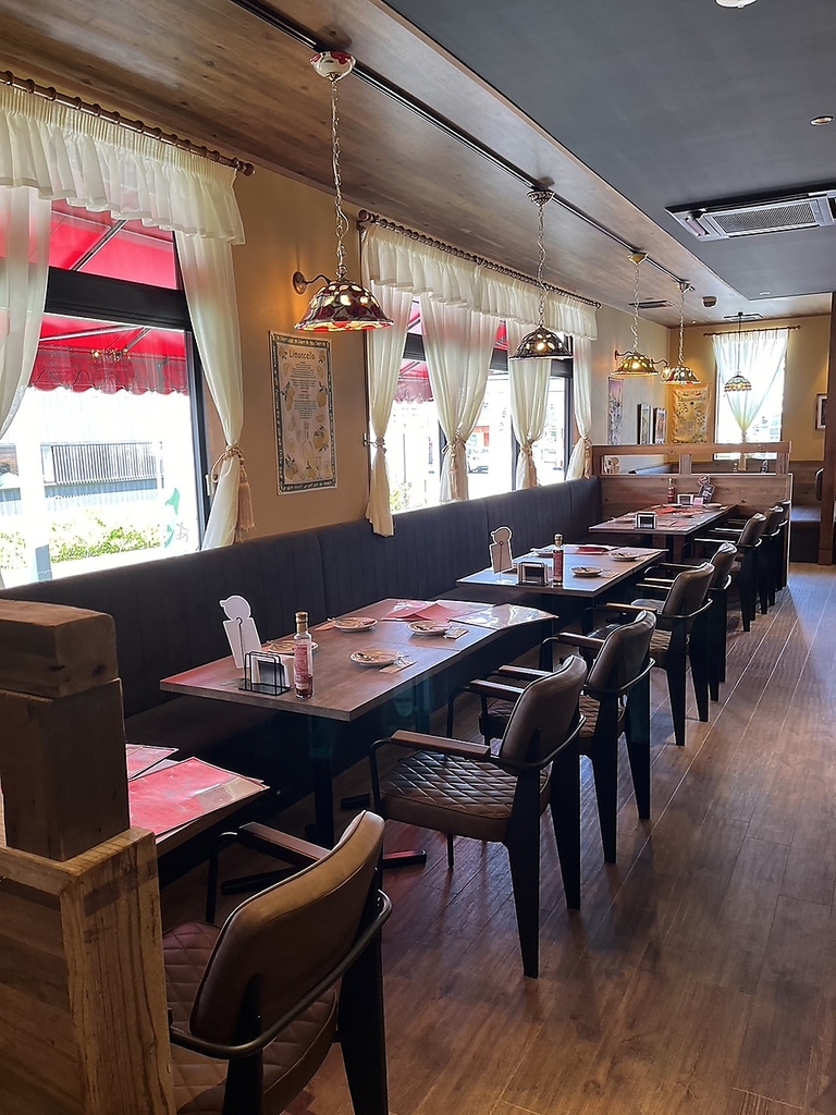 ゆったり過ごせるソファー席で、寛ぎのひとときを★当店自慢のピザやパスタをご堪能ください♪
