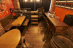 カウンター席は4名まで利用でき、落ち着いて食事を楽しみたい方にぴったりの席です。程よい距離感で会話がしやすく、一人飲みや少人数での利用にも適しています。雰囲気の良い空間で、ゆったりと過ごす時間を楽しめます。