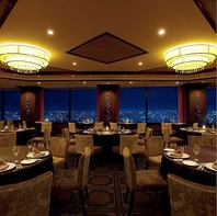 煌びやかな夜景とフランス料理