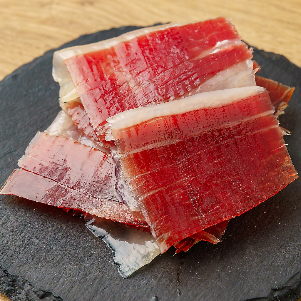 生ハムは豪快にカウンターでカットし、ご提供します♪ギフエロ村で育ったイベリコ豚を熟成させました