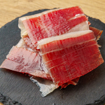 生ハムは豪快にカウンターでカットし、ご提供します♪ギフエロ村で育ったイベリコ豚を熟成させました