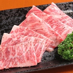 国産牛肉は脂の乗りが別格！上質なお肉の旨味を存分に引き出してくれる炭火焼でお召し上がりください