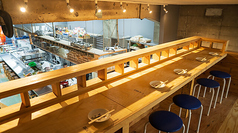 2階カウンター席からは広々とした１階をのぞけます