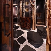 【西武新宿駅から徒歩5分】普段使いから接待まで、ゆったりと過ごせるこだわりの寛ぎ空間。壁紙には着物の生地を使用し、木の細工はすべて手彫りの、細部まで高級感が感じられるモダン空間が広がります。カジュアルなお食事やご家族・ご友人とのお集りなど、普段使いもOKですので、大人の和空間でゆったりとお寛ぎ下さい。