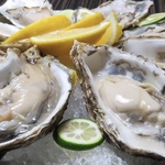 磯の香り広がる旬の牡蠣！新鮮な生牡蠣は、さっぱりレモンを絞って鍋の合間のおつまみに♪
