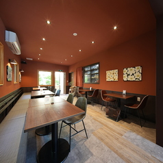 福井足羽山公園での合間に、あるいはちょっとした休憩に。こだわりのテーブル席で、ゆったりとした時間を過ごせるカフェはいかがでしょうか。お一人様でも、大切な人とでも、思い思いの時間を過ごせる、素敵な空間をご紹介します。