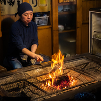 自慢のいろりで焼く新鮮な食材をお楽しみください！