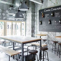 柔軟なレイアウト◎多彩なシーンに応えるテーブル席