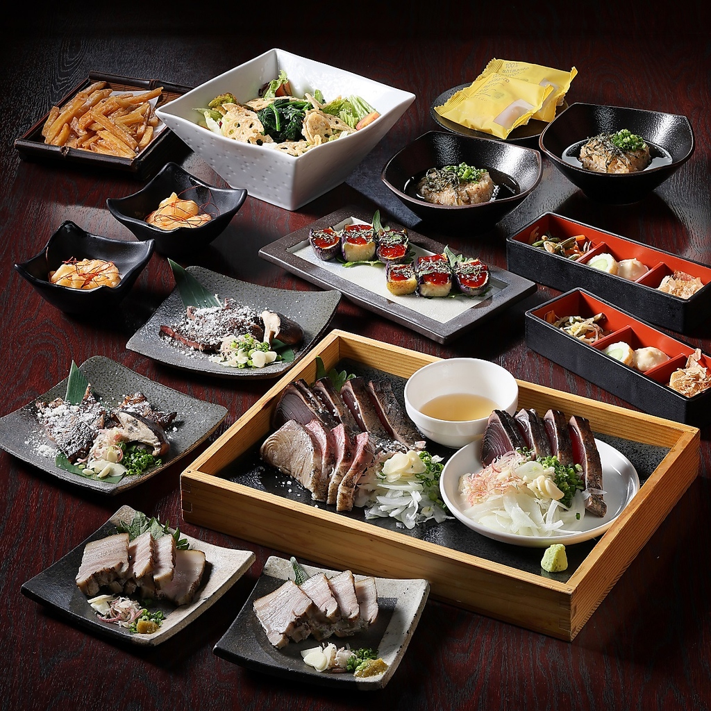 自慢のわら焼きを堪能できるご宴会コースは２時間飲み放題つき4,500円よりご用意！