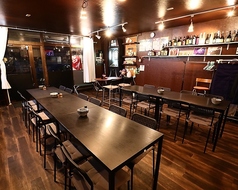 広々とした空間に4名掛けテーブル席を5卓ご用意。ゆったりとお食事や会話を楽しめる配置で、ご家族やご友人との会食、小規模な飲み会など、幅広いシーンでご利用いただけます。