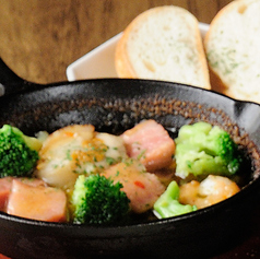 タコとポテトのアンチョビソテー/魚介とブロッコリーとベーコンのアヒージョ