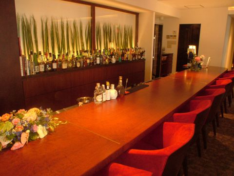 駅前の喧騒から少し離れた大人の隠れ家Bar。