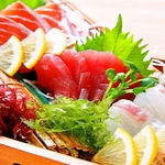 【海の恵み 三種盛合せ】厳選して仕入れた旬の鮮魚を、目にも鮮やかな盛り合わせでご堪能ください◎