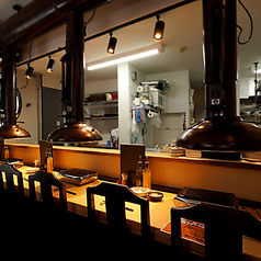 カウンター席はプライベートタイムを満喫できる特別なお席。1名~2名様のご案内となりますので、おひとり様やご夫婦・カップルのデート、ご友人同士でサシ飲み等、少人数のお集まりにご利用ください。