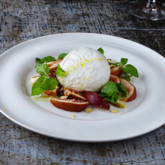 旬のフルーツと「ミルク工房そら」のモッツアレラチーズのカプレーゼ