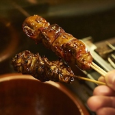 【出来立ての逸品】ご注文をいただいてから職人が一本ずつ丁寧に調理し、サクッとした揚げたて・香ばしい焼きたての状態で提供いたします。最も美味しい瞬間を逃さず味わえるのは、作り立てにこだわる当店ならでは。音や香りの臨場感とともに、素材の旨みを最大限に引き出した至福の逸品を山形の地酒と共にご堪能ください！