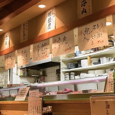 【カウンター席】1階にご用意した8名様用のカウンター席です。割烹より気取らない心地よい雰囲気の中、店主おすすめの料理とお酒を自分のペースでゆったりとお楽しみいただけます。