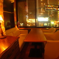 2Fの窓際席はVIP席でございます。外の景色を見ながら優雅にお食事を楽しめます。予約はお早めに！