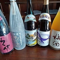 旨い魚介に欠かせない「日本酒」の中から魚と相性のいいお酒を店主が厳選♪在庫状況によって変わりますが全国から取り寄せた地酒などを常時１２～１５種ご用意しています。グラス１杯６００円（税抜）と均一料金となっていますのでセルフで～手酌でお楽しみください！コースなら飲み放題で日本酒・地酒もOKです◎