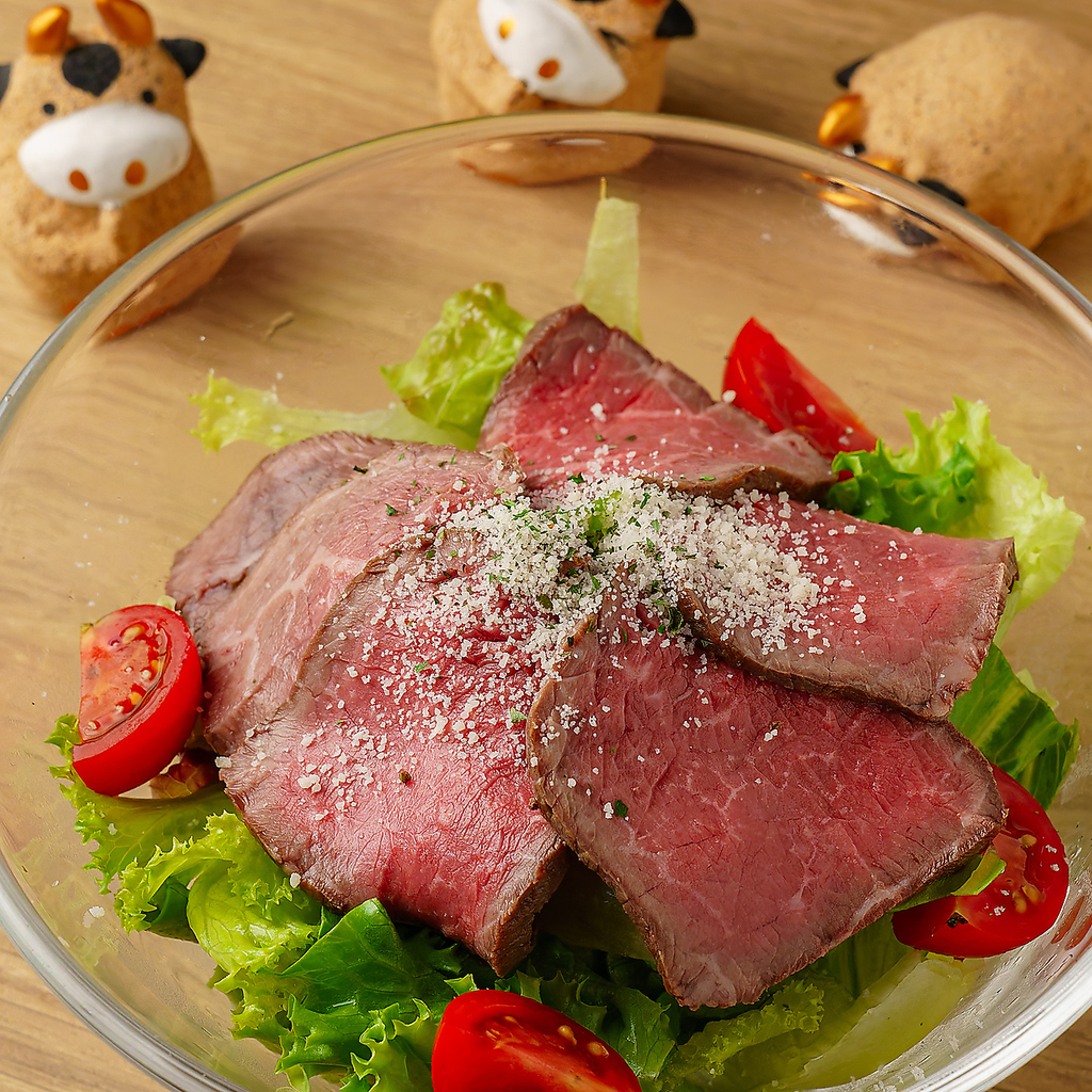 サラダメニューはお肉と野菜のハーモニーが絶妙！手作りのオリジナルドレッシング販売してとの声も！