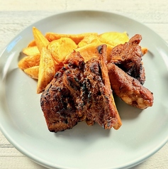 スペアリブとケイジャンポテトフライ