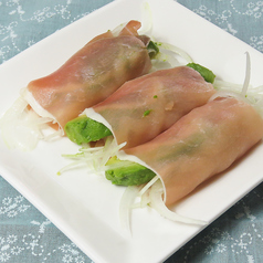 【当店の創作料理】アボガドと玉ねぎの生ハム巻