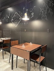 2名×2席最大8名までご予約受け付けております。